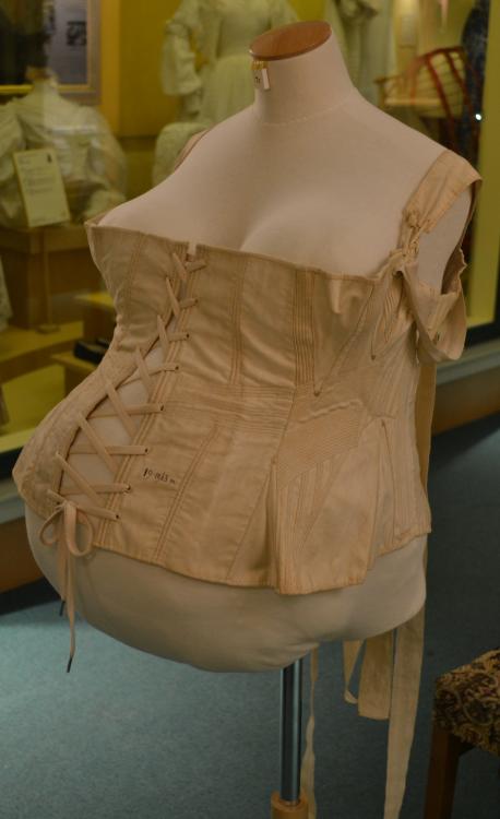Check out this maternity corset 🔍 #museums #fashionhistory #periodcos